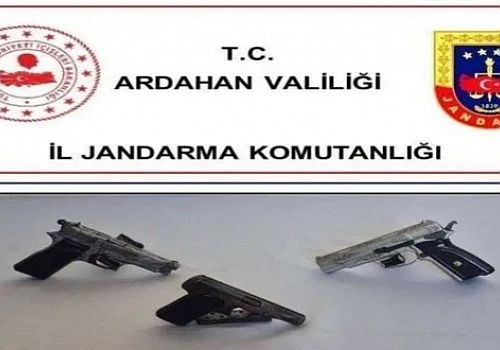 Hanak taki operasyonda, ruhsatsız 3 tabanca ve 109 fişek ele geçirildi