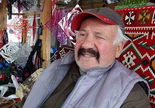 Hediyelik eşya meraklısı Ardahanlı emekli bankacı Cengiz Yılmaz’ın evi müzeyi andırıyor