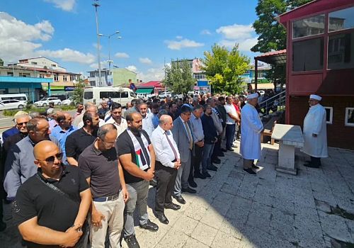 Heniyye için Ardahan'da  Cuma namazı çıkışı Merkez Cami'de gıyabi cenaze namazı kılındı 