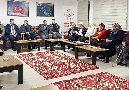 Huzurevi sakinleriyle birlikte iftar yapan Vali Çiçek, yaşlılarla sohbet ederek onların taleplerini dinledi