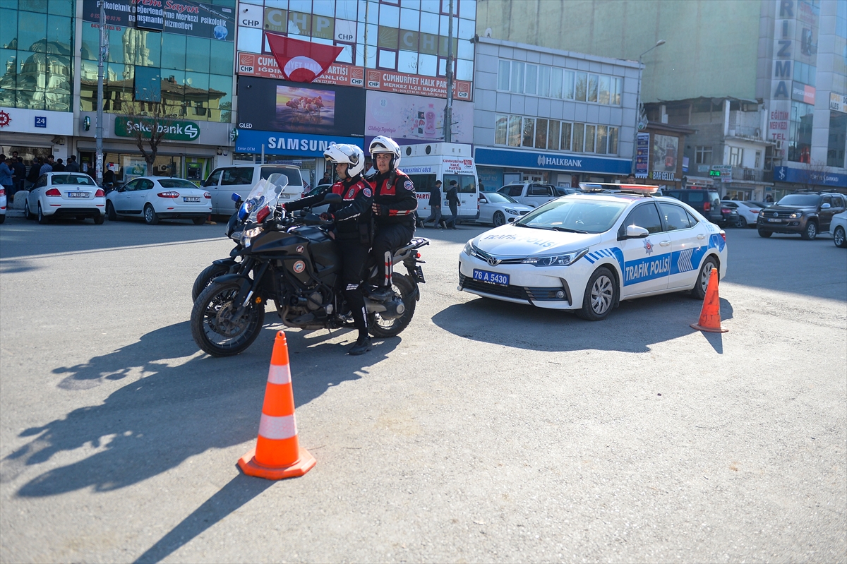 Iğdır ve Kars'ta koronavirüse karşı anonslu uyarı
