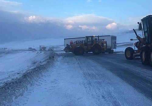 Ilgar Dağı Geçidi’nde Tır Kazası: Posof-Türkgözü Kara Yolu Ulaşıma Kapandı