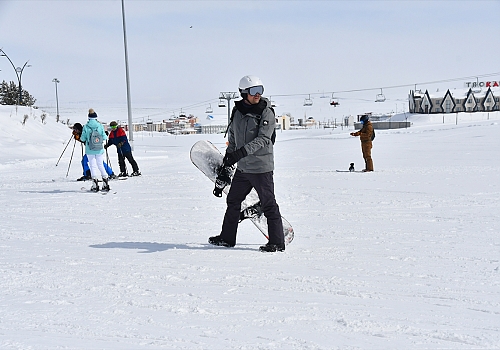İlkbaharda yağan kar Cıbıltepe'de kayak sezonunu uzattı