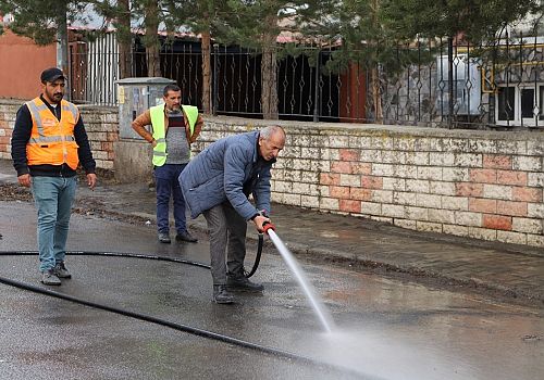 ilkbaharın gelmesiyle birlikte Ardahan genelinde kapsamlı temizlik çalışması gerçekleştiriyor.