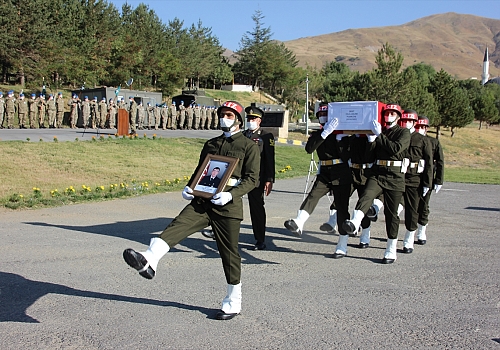 Irak'ın kuzeyindeki Pençe Harekatı bölgesinde şehit olan asker için Hakkari'de tören düzenlendi