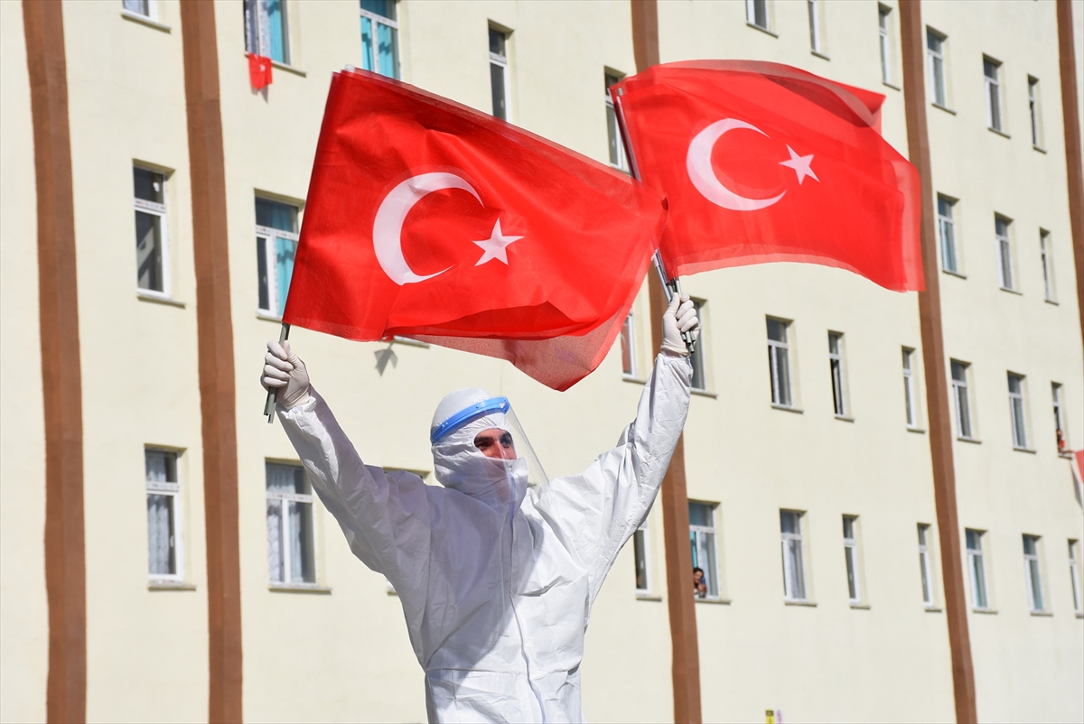 İrlanda ve Malta'dan getirilen Türk vatandaşlarına müzikle moral