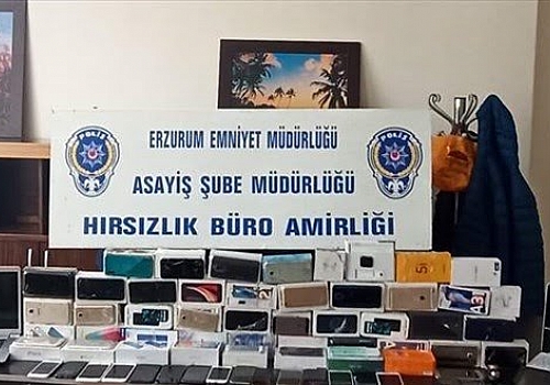 İş yerinden hırsızlık yaparken sevinçleri kameraya yansıyan zanlılar iki saat sonra uyurken yakalandı