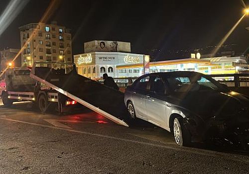 İskenderun’da Otomobil Bariyere Çarptı: Sürücü Hastaneye Kaldırıldı