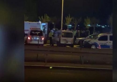 İstanbul Bakırköy'de 2 motosikletli şüpheli, polis ekipleriyle girdiği silahlı çatışmada vurularak yakalandı