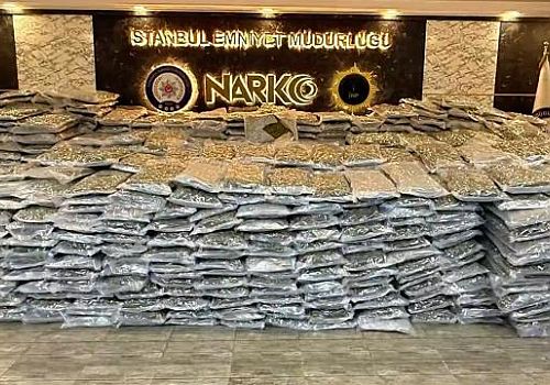 İstanbul Başakşehir'de düzenlenen operasyonda, toplam 880 kg uyuşturucu madde ele geçirildi