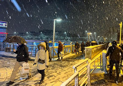 İstanbul’da Kar Yağışı Hayatı Felç Etti: Trafik Durma Noktasına Geldi