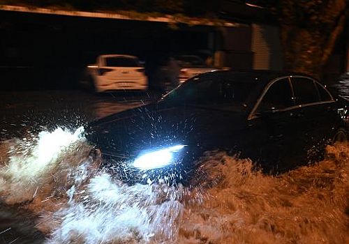 İstanbul’da Sağanak Alarmı: Yollar Göle Döndü, Araçlar Yolda Kaldı