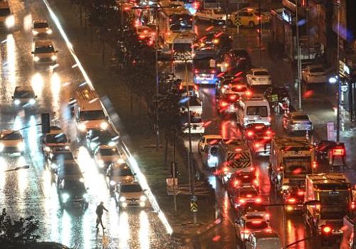 İstanbul’da Sağanak Yağış: Caddeler Göle Döndü, Trafik Durma Noktasına Geldi