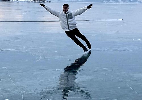 İstanbul dan geldi buz tutan Çıldır gölünde  dans etti.