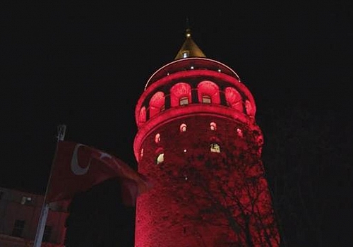 İstanbul’un Simgesi Galata Kulesi, Kanser Farkındalığı İçin Morla Aydınlandı