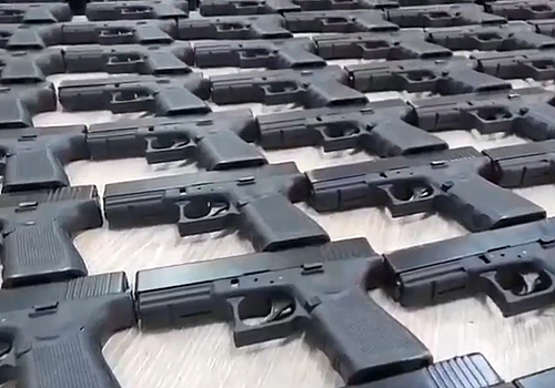 İstanbul ve Adana'da Dev Silah Operasyonu: 5 Gözaltı, Binlerce Silah Ele Geçirildi