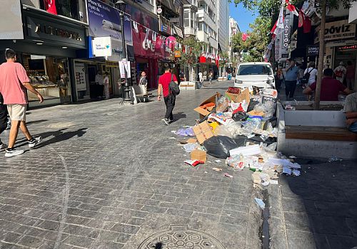 İzmir’de Çöp Krizi: İşçiler Grevde, Sokaklar Çöplerle Doldu