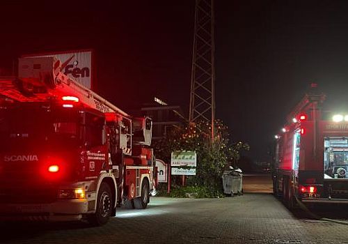 İzmir’de kompozit malzeme fabrikasındaki yangın kısa sürede kontrol altına alındı