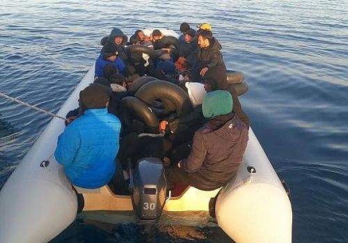 İzmir'in Çeşme ilçesi açıklarında 48 düzensiz göçmen yakalandı