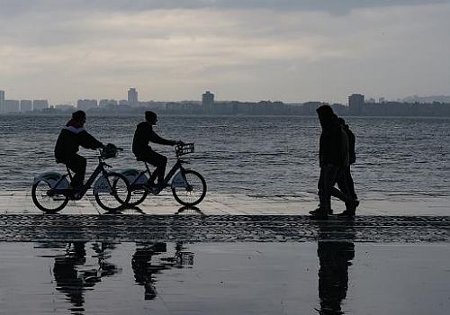 İzmir Valiliği, yarından itibaren kentin soğuk ve yağışlı havanın etkisi altına gireceğini duyurdu