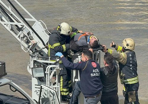 İzmit'te Feci Kaza: Dereye Uçan Kamyonetin Sürücüsü Kurtarılamadı