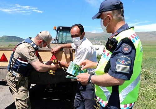 Jandarma Ardahan da traktör kazalarını önlemek için reflektör dağıttı