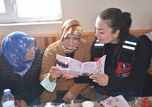 Jandarma ekipleri 8 Mart'ta Kars'taki köy kadınlarını da unutmadı
