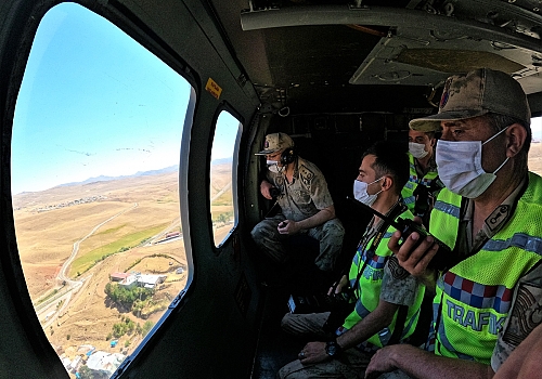 Jandarma ekipleri Erzurum-Bingöl kara yolunda helikopterle denetim yaptı