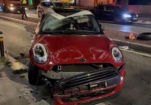 Kadıköy’de ağaca çarpan otomobil takla attı: 2 yaralı