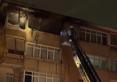 Kadıköy'de apartman dairesinde çıkan yangında dumandan etkilenen 2 kişi hastaneye kaldırıldı