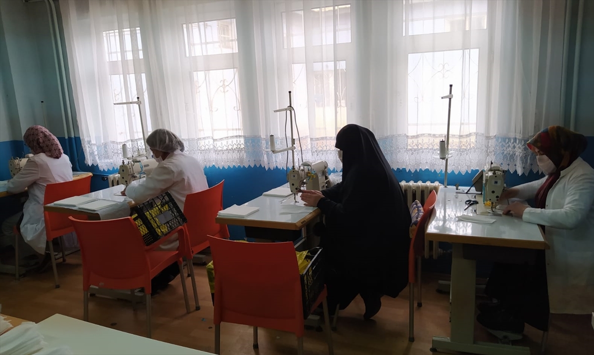Kağızman Halk Eğitim Merkezi'nde gönüllü maske yapıyorlar