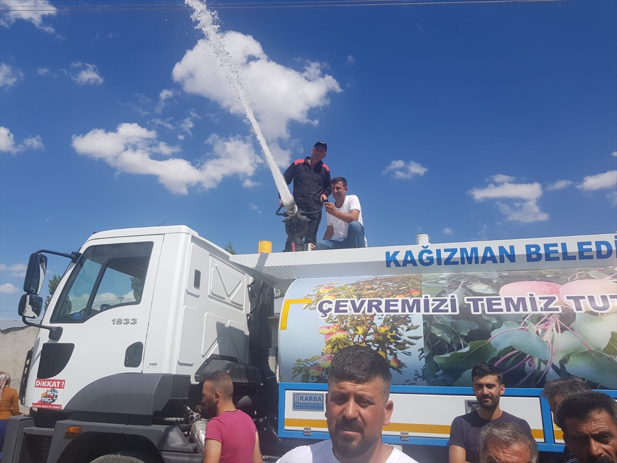 Kağızman'da çıkan yangında 50 saman baylası yandı