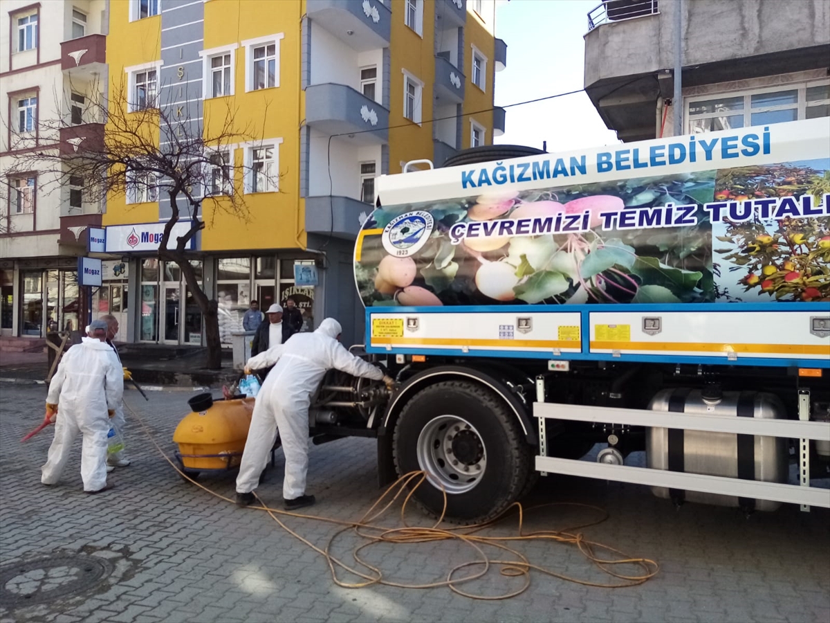 Kağızman'da koronavirüs önlemleri kapsamında meydandaki banklar kaldırıldı