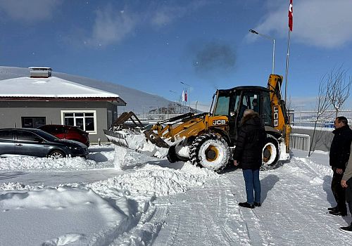 Kar Göle’yi Esir Aldı: Belediye Ekipleri Gece Gündüz Sahada