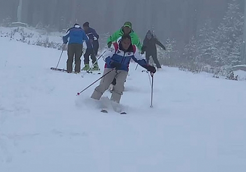Kar kalınlığının 15 santimetreye ulaştığı Sarıkamış'ta, kayak keyfi