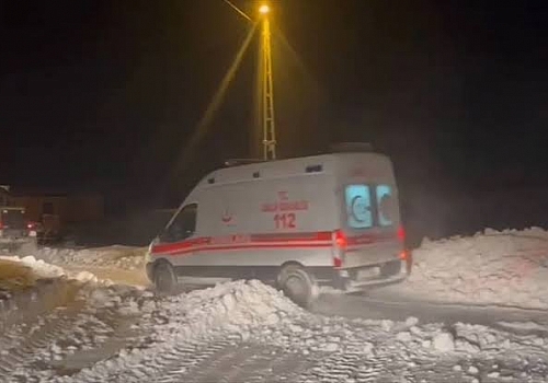 Kar nedeniyle yolu kapanan köydeki hasta bebek hastaneye ulaştırıldı