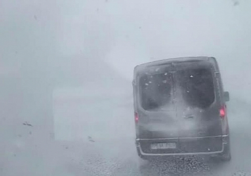 Kar ve tipiden kapanan Sahara Geçidi'nde araçlar mahsur kaldı