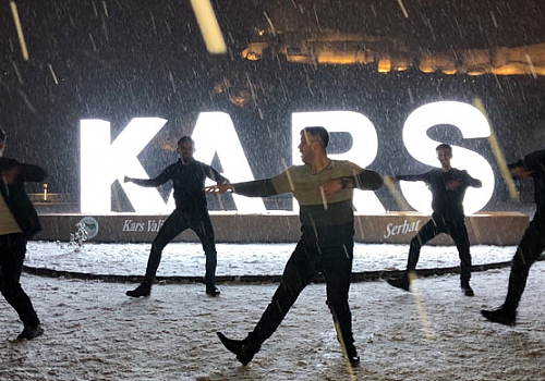Kar yağışını Kafkas dansıyla karşıladılar