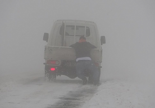 Kar yüzünden yolda kalan sürücülerin imdadına gazeteciler yetişti