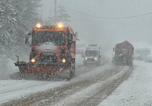 Karabük-Bartın kara yolunda etkili olan kar yağışı ulaşımın aksamasına neden oldu.