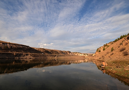 Karakurt Barajı sonbaharda görsel şölene dönüştü