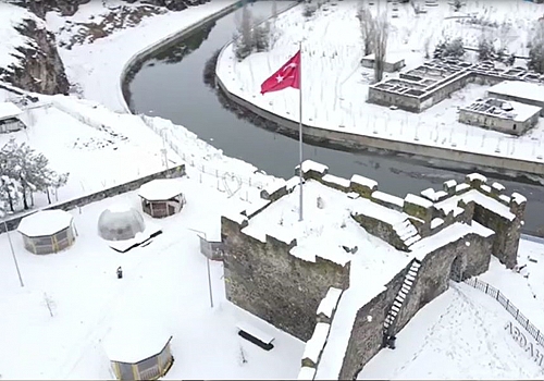 Karla kaplı Tarihi Ardahan Kalesi böyle görüntülendi