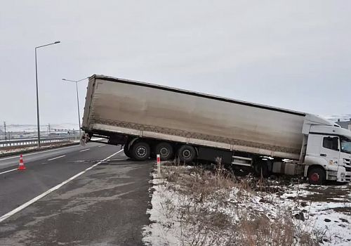 Kars-Ardahan Kara Yolunda Gizli Buzlanma Kazası: TIR Yoldan Çıktı