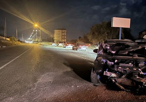 Kars-Ardahan kara yolunda iki otomobilin karıştığı kazada 1'i kadın 4 kişi yaralandı.