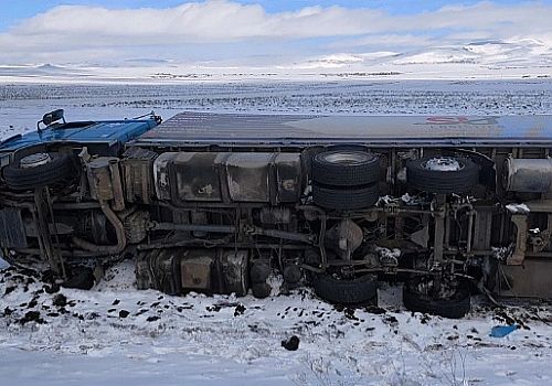 Kars Ardahan Karayolunda aşırı buzlanma kazalara neden oldu Tır devrildi sürücü yaralandı