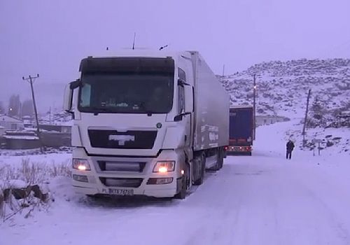 Kars Arpaçay Kara Yolun da Buzlanma Nedeniyle 2 TIR Saatlerce Yolu Kapattı 