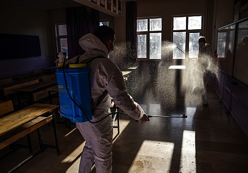 Kars Belediyesi ortak kullanım alanlarını dezenfekte ediyor