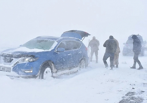 Kars-Göle kara yolu yoğun kar nedeniyle ulaşıma kapatıldı