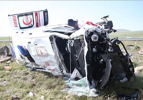 Kars Hanlar Geçidi mevkisinde şarampole devrilen ambulanstaki 4 sağlıkçı yaralandı.
