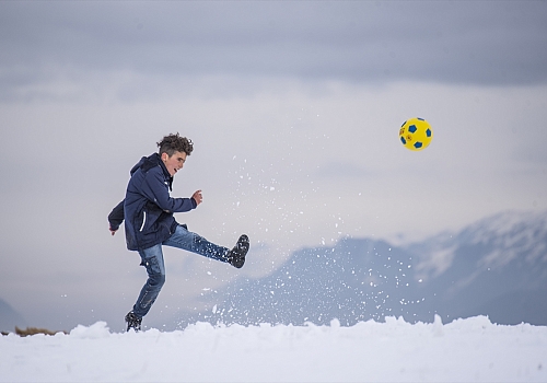 Kars'ın 2 bin 84 rakımlı köyünde çocuklar kar yağışını eğlenceye dönüştürdü